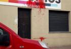 Tiraron pintura en el frente del local de Cambiemos