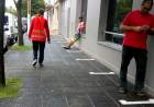 El Municipio demarca las veredas de bancos para mantener la distancia