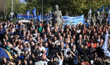 Con una gran foto de unidad el PJ celebró en Los Toldos el centenario del nacimiento de Evita pensando en la campaña electoral