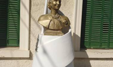 Carta y poesía por los 100 años del natalicio de Evita