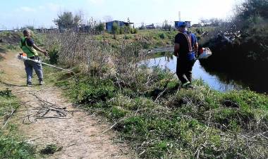 Operativos de Defensa Civil en zonas inundables de Máximo Paz y Los Pozos