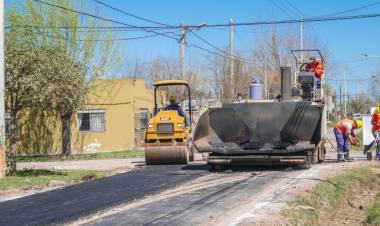 Continúan las obras de asfalto en barrios y localidades