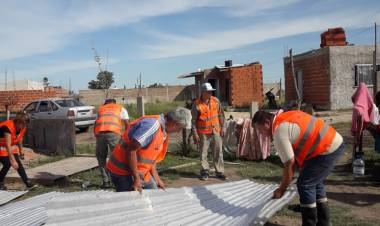 Asistencia a vecinos de Máximo Paz tras el temporal de viento
