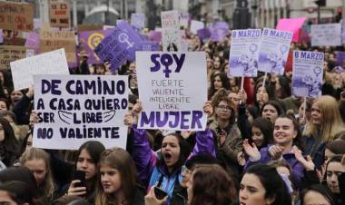 A cada mujer...