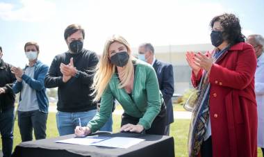 Histórica firma de la constitución definitiva del Hospital Néstor Kirchner