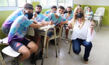 Marisa Fassi visitó a las estudiantes que crearon la Escarapela del Bicentenario
