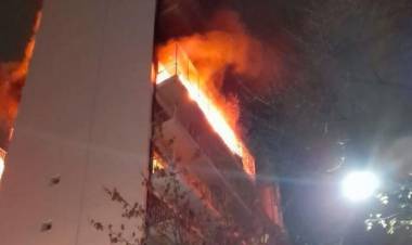 Un voraz incendio desnuda cierto cinismo mediático y políticos de ocasión