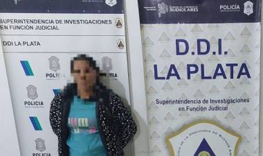 Ató a una cama a su hija de 13 años para que un hombre abusara de ella