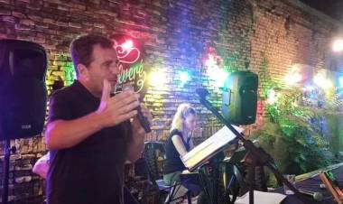 Daniel Roncoli presentó "Un ladrido de perros a la luna"