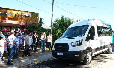 Fassi y Sileoni entregaron una combi para la Escuela Especial de Máximo Paz