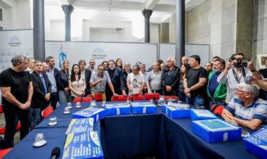 La CTA y 60 organizaciones presentaron en el Congreso las firmas contra el DNU 70/23