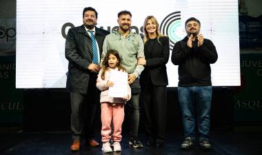 La intendenta Fassi y el ministro Mena entregaron 213 escrituras