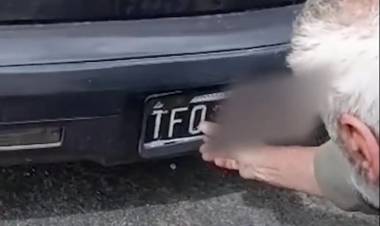 Tapó la patente de su auto y ahora deberá pagar una multa de 250 mil pesos