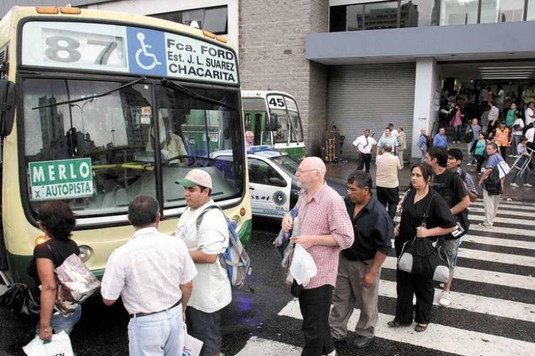 Los colectivos y trenes volvieron a aumentar