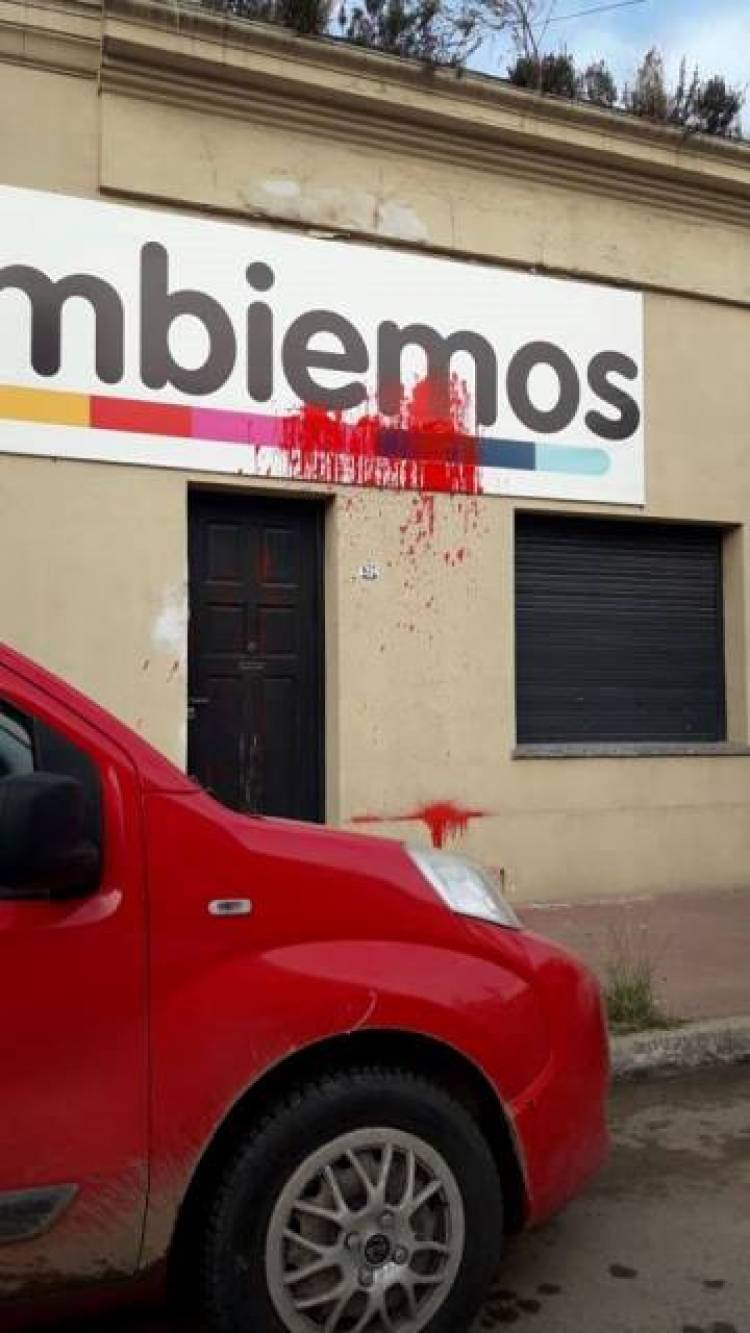 Tiraron pintura en el frente del local de Cambiemos