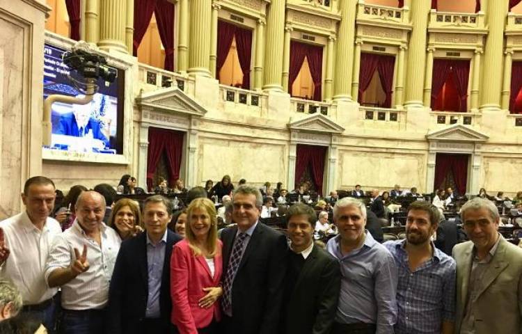 Arrieta y otros Intendentes peronistas desembarcaron en el Congreso durante la sesión especial por tarifas y género