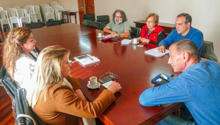Reunión del Ejecutivo con miembros de la educación