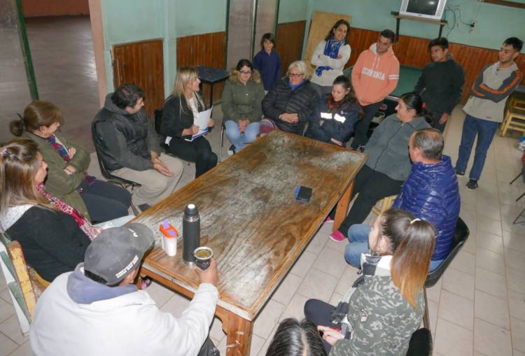 Contribución a estudiantes de Uribelarrea y análisis del contexto económico con vecinos