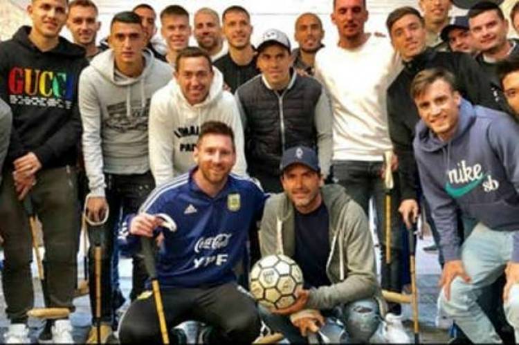 La Selección estuvo en Cañuelas y visitó la chacra de Adolfo Cambiasso