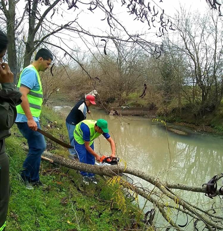 Operativo de Defensa Civil en zona inundable del barrio Los Pozos