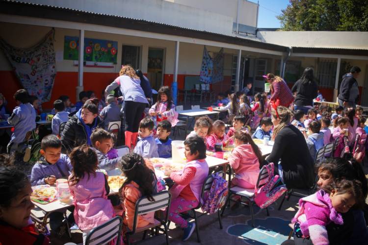 Contribuciones económicas y festejos del Día del Estudiante en instituciones educativas de Ruta 3