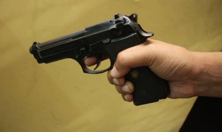 Un policía violó a su expareja luego de amenazar con matar a la hija de ella