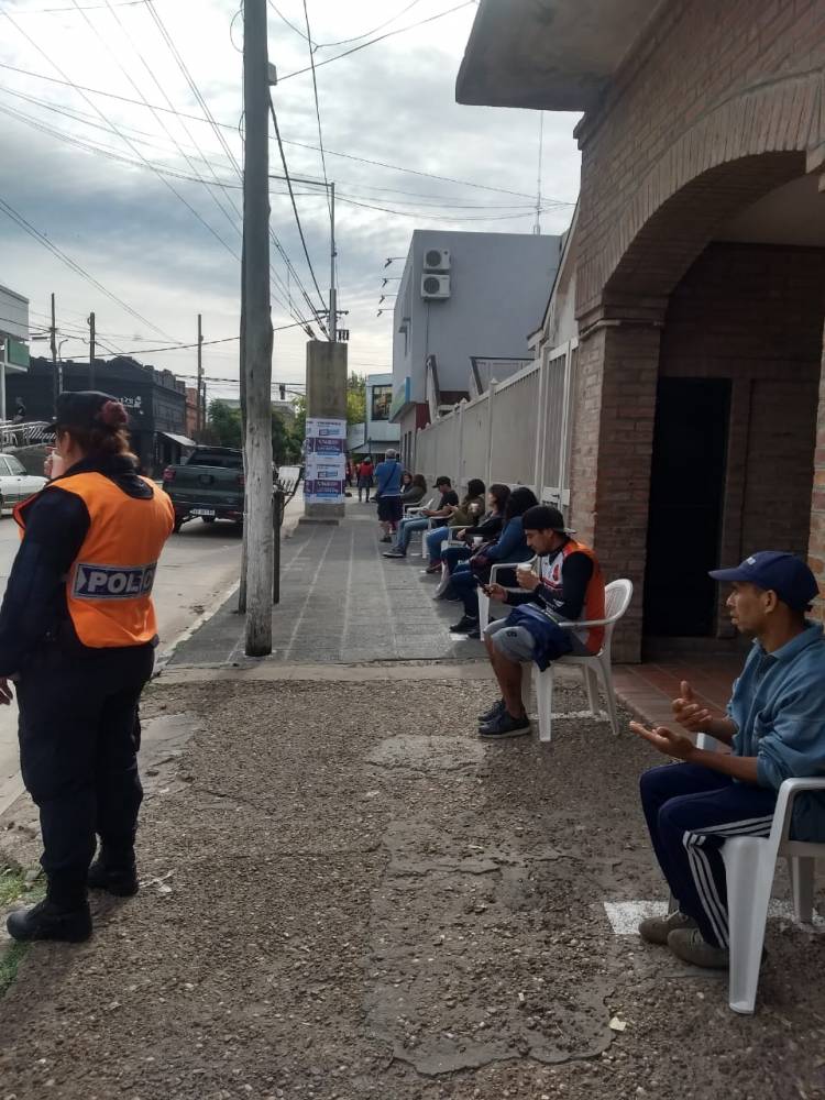 El Municipio aprovechó la cola de los bancos y vacunó a mas de 250 adultos mayores