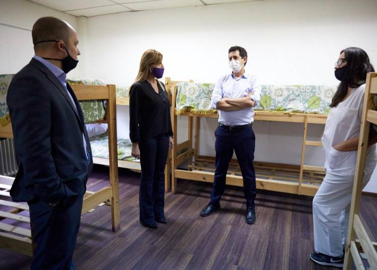 COVID-19: El Ministro del Interior recorrió el hotel de SMATA (galería de imágenes)
