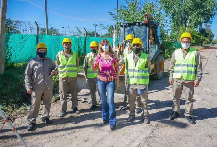 Avanzan las obras de construcción de cordón cuneta y asfalto