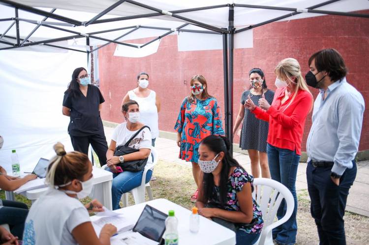 Marisa Fassi y Nicolás Kreplak visitaron el vacunatorio ubicado en la Escuela Técnica