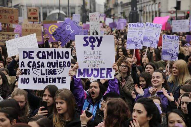 A cada mujer...
