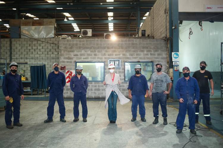 Marisa Fassi visitó la empresa Heil Trailer Argentina