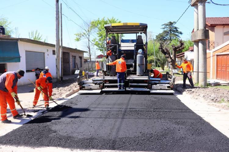 Avanzan las obras de asfalto en barrios y localidades del Partido