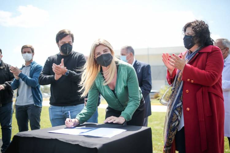 Histórica firma de la constitución definitiva del Hospital Néstor Kirchner