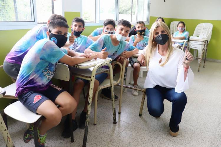 Marisa Fassi visitó a las estudiantes que crearon la Escarapela del Bicentenario