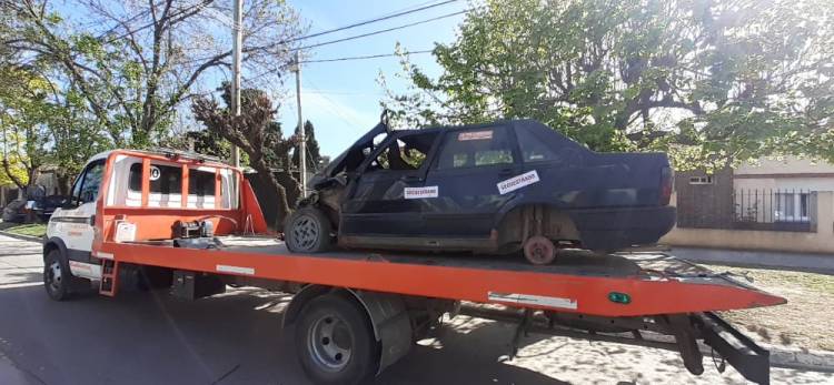 Comenzó el operativo de retiro de vehículos abandonados en la vía pública