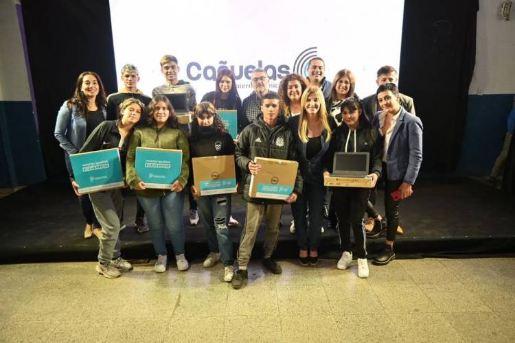 Segunda entrega de notebooks a estudiantes secundarios en Los Pozos