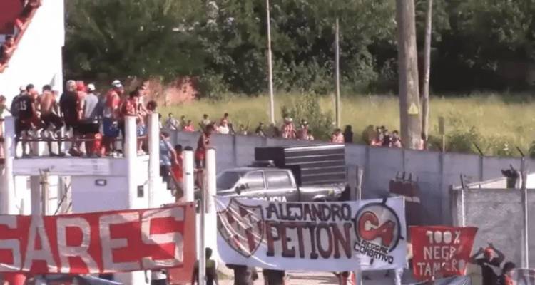 Batalla campal por una interna entre barras del Club Cañuelas