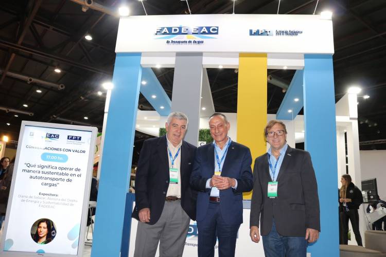 Gustavo Arrieta recorrió Expo Transporte 2024