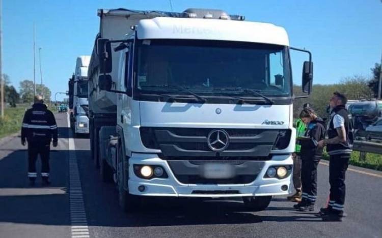 Múltiple operativo de control de "sobrepeso" abarcó también a la Ruta 6