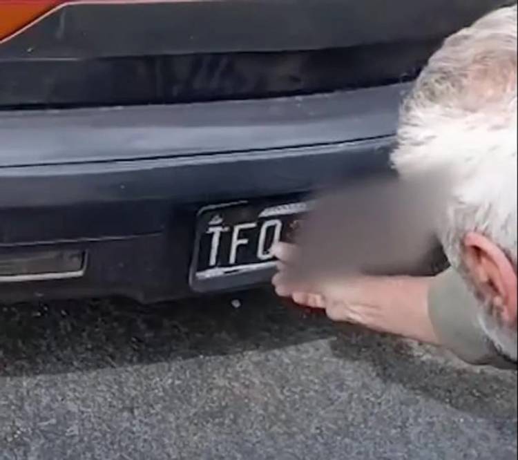 Tapó la patente de su auto y ahora deberá pagar una multa de 250 mil pesos